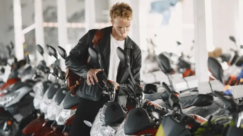 Gli scooter trainano il mercato, le moto no