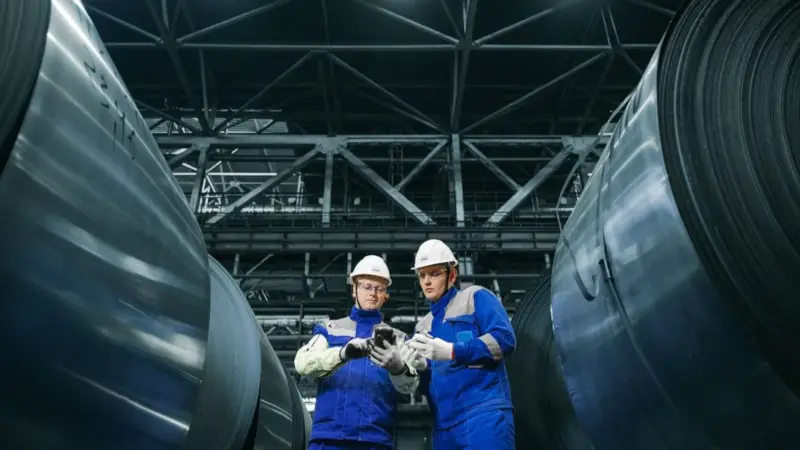 Il carbonio ora costa anche sulle cerniere