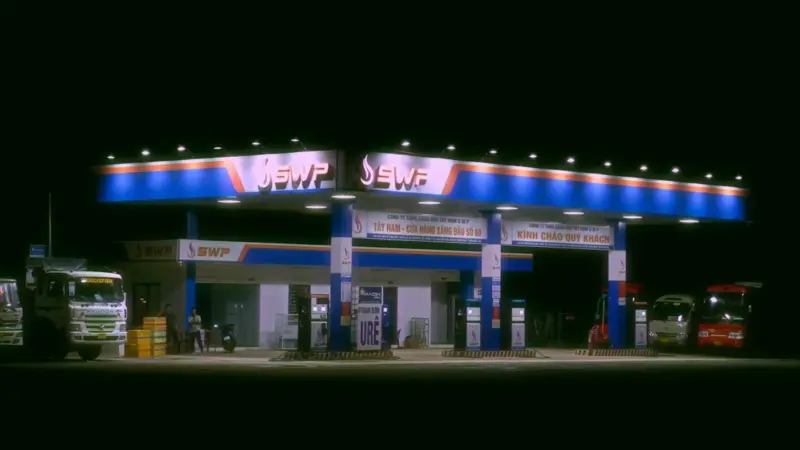 Il greggio costa poco ma la benzina no