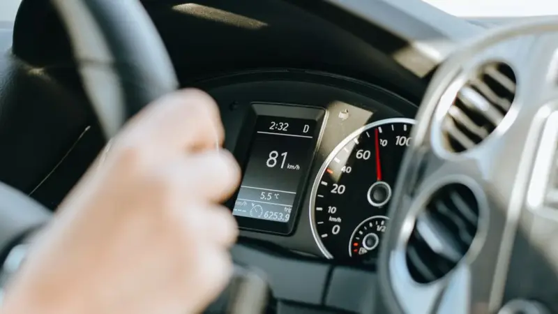 L’Europa vuole obbligare le auto a rispettare i limiti di velocità