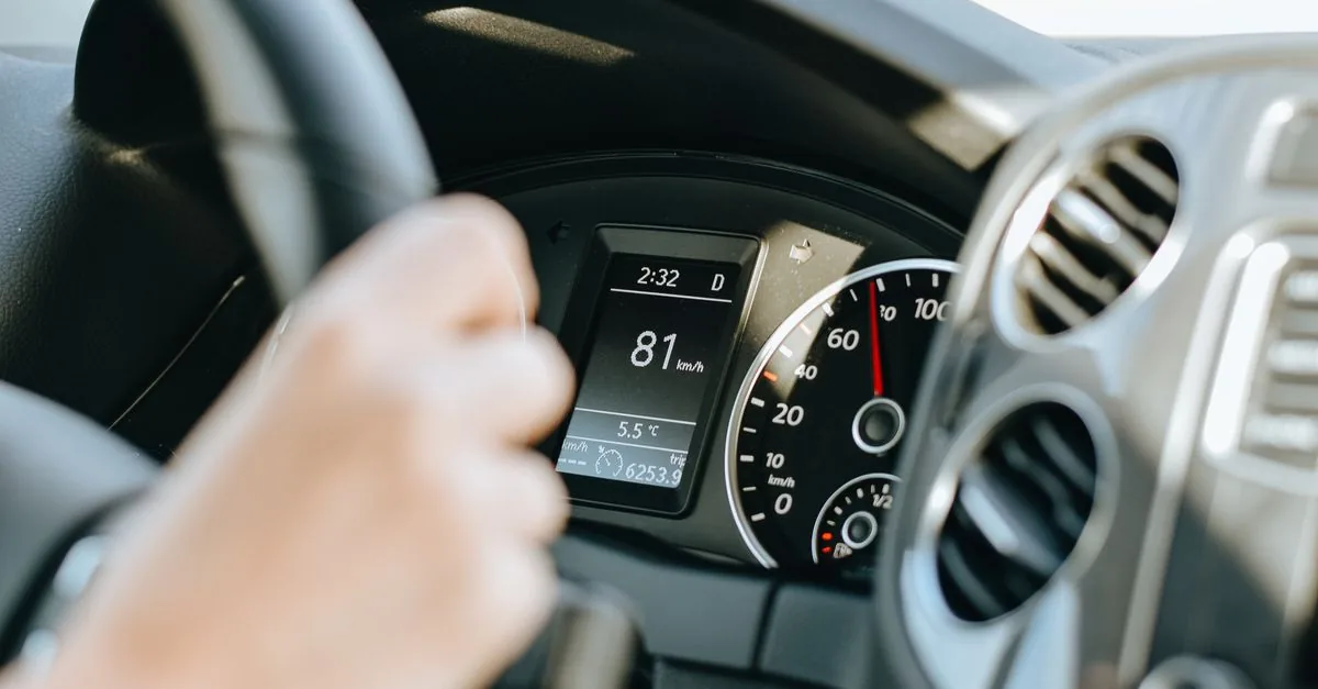 L’Europa vuole obbligare le auto a rispettare i limiti di velocità