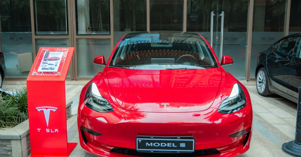 California abbraccia Tesla, il Canada la caccia: la politica avvelena gli incentivi elettrici