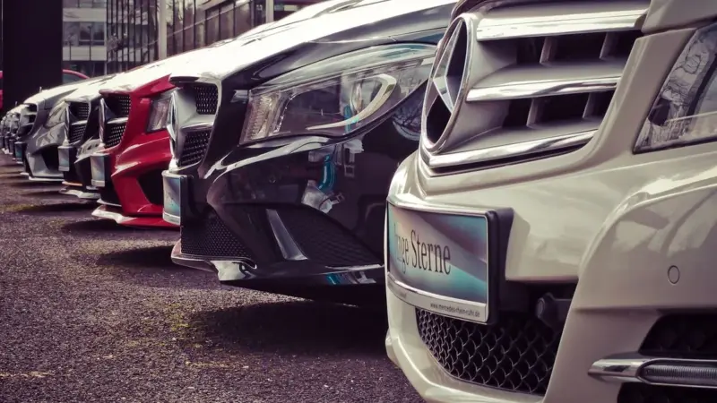 Con il petrolio a 100 dollari al barile e BYD che supera Tesla, che auto conviene comprare?