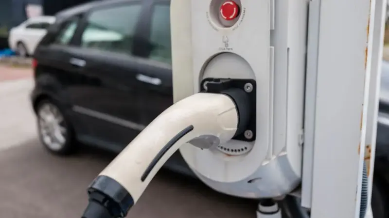 Il governo finanzia le colonnine ma non l'energia