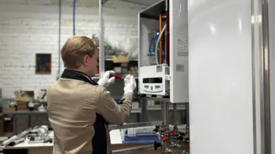 Il premio a Midea e la promessa del 60%: lo scaldacqua split compatto alla prova del campo
