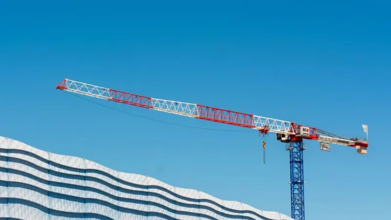 Il termometro corre più veloce dei cantieri delle scuole