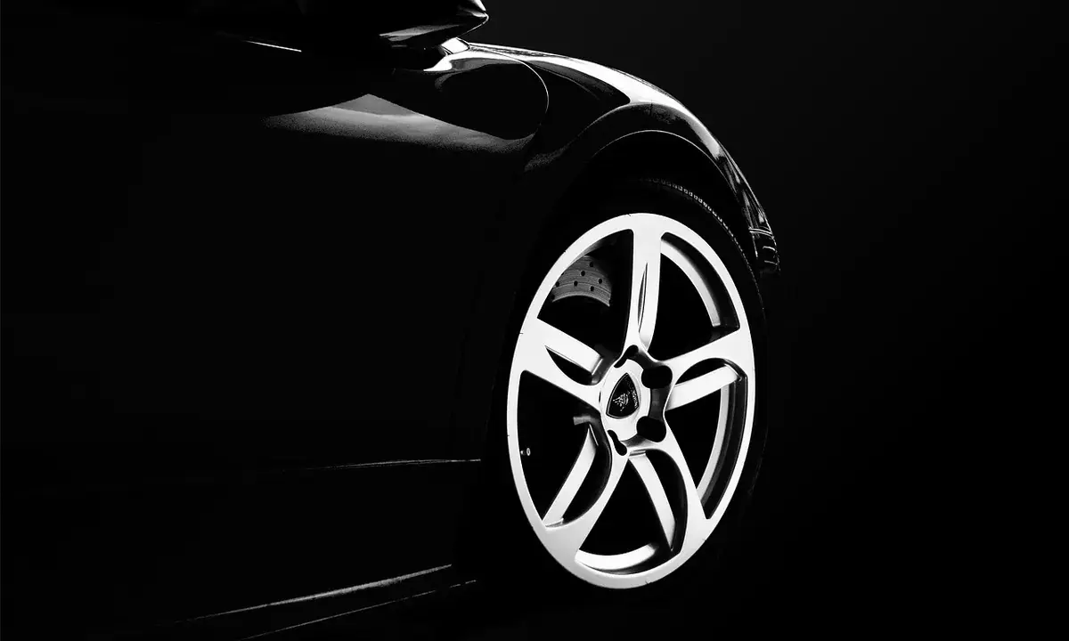 Tesla ha le ruote che si staccano, Audi le incanala