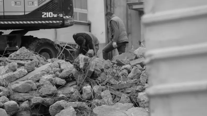 A Bacoli hanno abbattuto i capannoni sulla spiaggia