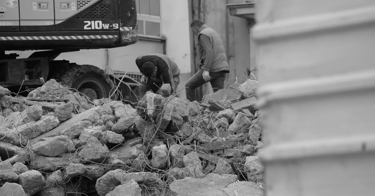 A Bacoli hanno abbattuto i capannoni sulla spiaggia