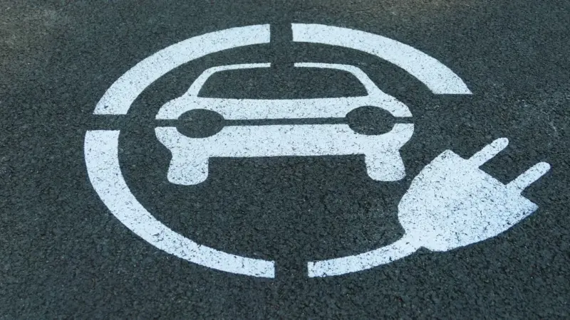 A Brescia le auto elettriche pagano il parcheggio