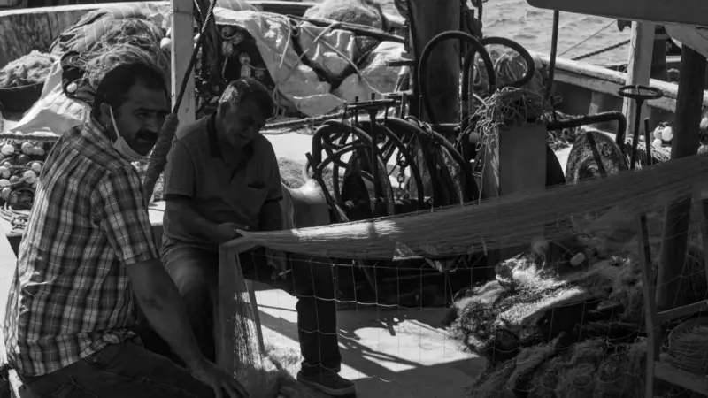 I pescatori estraggono ancora TNT dalle bombe della guerra
