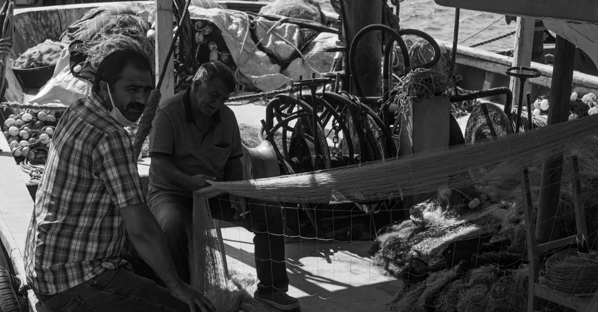 I pescatori estraggono ancora TNT dalle bombe della guerra