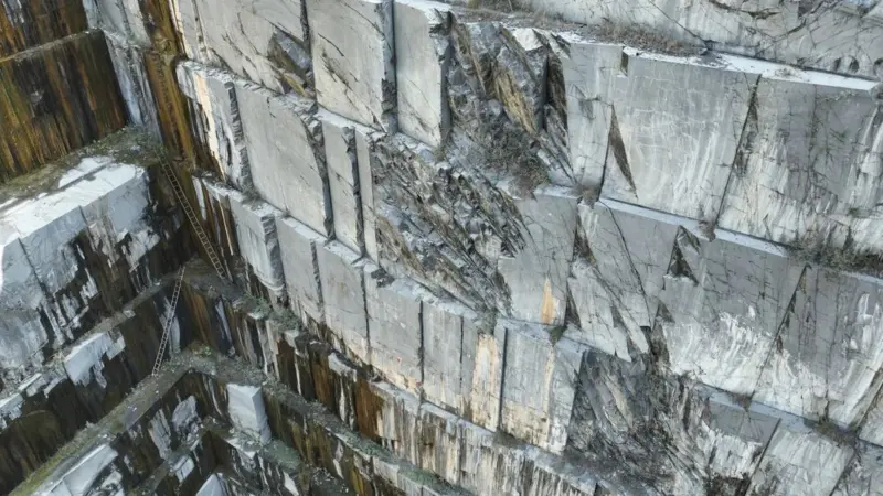 Le imprese del marmo chiedono la proprietà delle cave di Carrara