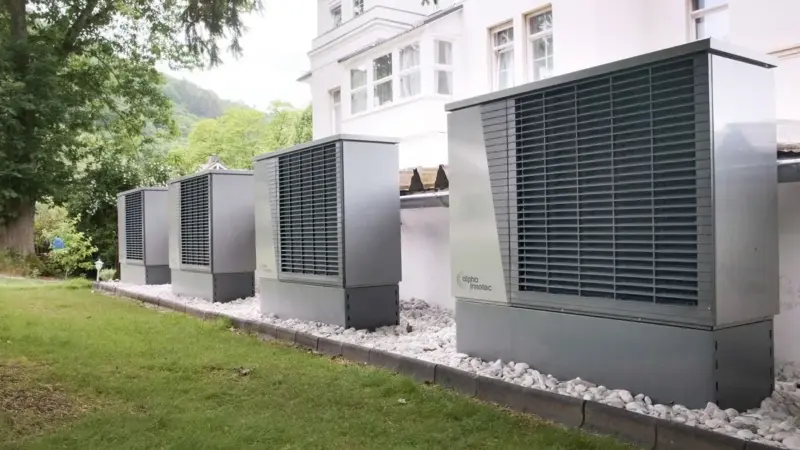 Pompe di calore da record, ma la fiducia nella filiera elettrica britannica crolla: cosa cambia per chi decide