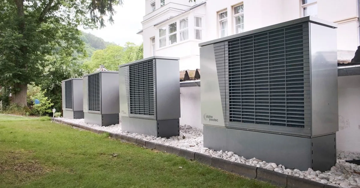 Pompe di calore da record, ma la fiducia nella filiera elettrica britannica crolla: cosa cambia per chi decide