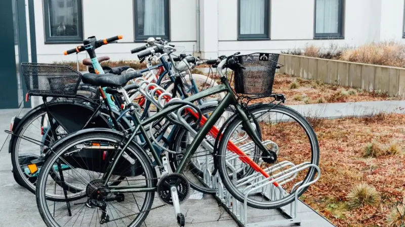 Un distretto ha vietato le e-bike a scuola