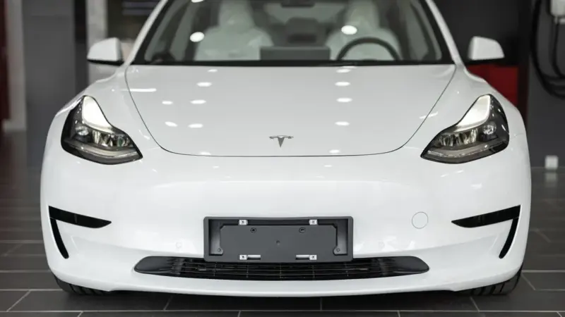 Le auto elettriche costano meno, ma i costruttori frenano