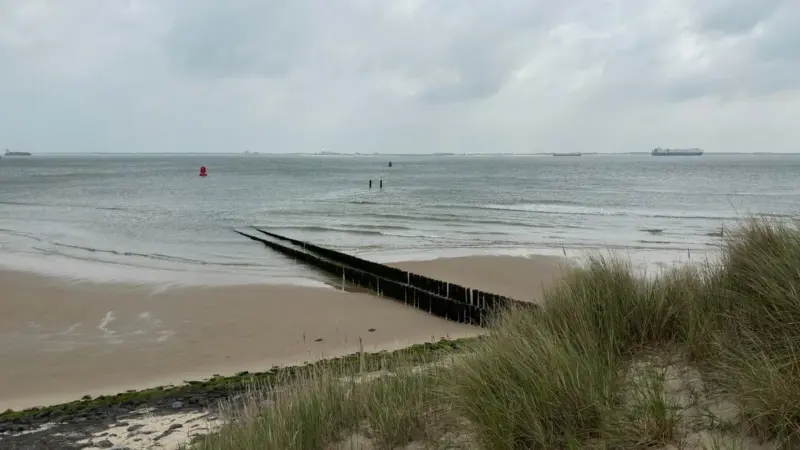 Le spiagge italiane stanno sparendo mentre si discute di chi le gestisce