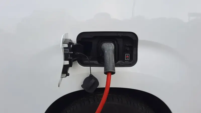Mitsubishi mette il connettore Tesla di serie sulla Eclipse