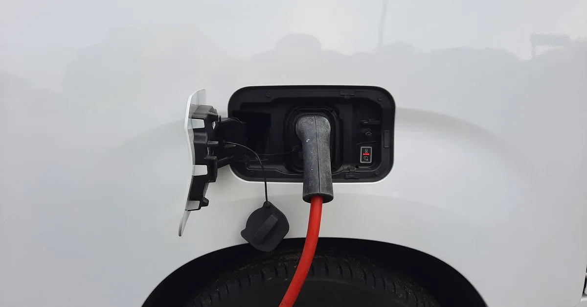 Mitsubishi mette il connettore Tesla di serie sulla Eclipse