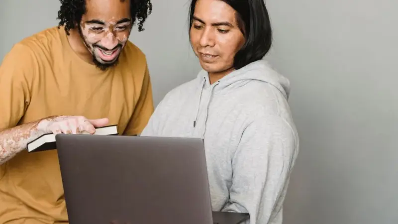 Un esperto accusa l'IA di colonialismo digitale